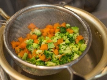 step4: 5分鐘隔走熱水，用凍水過一過冷河避風菜變黃，隔走水份