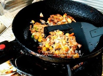 step11: 用慢火慢慢煎至一面金黃色不黏鑊