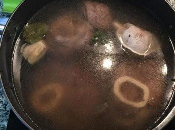 step5: 注入清水，大火煮滾後 蓋鍋蓋轉小火，慢燉1小時又30分鐘 。直到牛肉柔軟。
註：此次用的是28公分的湯鍋。