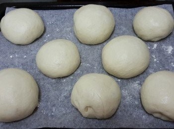 step5: 第二次發酵後，麵糰會再漲大。預熱烤箱200度，放一盤水在烤箱下層，中層放麵包，烤18至22分鐘至麵包表面金黃色