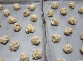 step3: 用湯匙將粉糰每個放入烤盤，再放進烤箱烤烘十五分，金黃色為佳