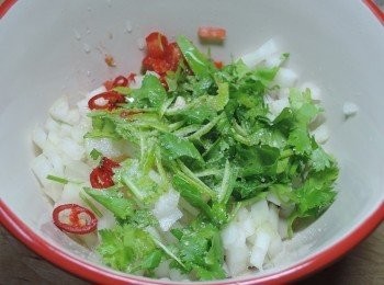 step5: 擠入檸檬汁，並切一小塊皮(只用綠色皮部分)，切絲後加入