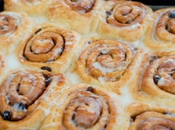 step10: 將200克糖粉／<span class="group_3">糖霜</span>與1大湯水拌勻成<span class="group_3">糖霜</span>，可加點水拌成幼滑。趁麵包捲還暖時，將<span class="group_3">糖霜</span>淋在麵包上