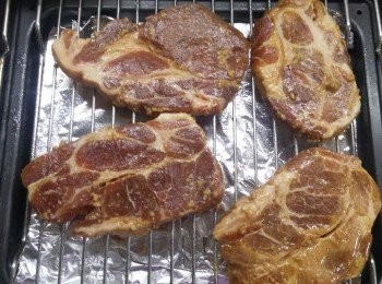 step2: 2.     焗爐180C預熱，豬扒放入焗15-18分鐘 (全熟)