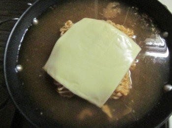 step1: 高湯加入泡菜1罐,視個人口味加入適量的水,湯煮熱放入泡麵疊上起司片