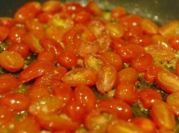 step3: 下一湯匙橄欖油，下蒜蓉，用小火煮兩分鐘。然後轉中火，下蕃茄煮五至8分鐘，至軟身（不要太軟），下鹽及黑胡椒粉調味