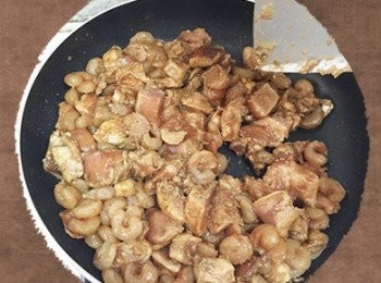 step7: 起油鍋加入雞肉、蒟蒻蝦仁一起大火翻炒後，雞丁變色後即可撈起備用。