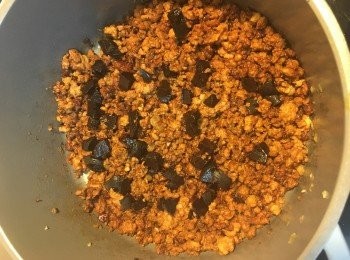 step5: 放入黑蒜，加蓋小火多煮5分鐘