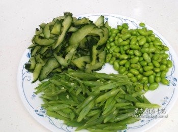 step5: 備<span class="group_3">配菜</span>：
青瓜洗淨去籽開邊切薄片，加少許鹽搓一搓，待水分釋出後，把水分揸走。
四季豆和毛豆連豆莢一起用滾水川燙1分鐘，待涼後，把豆子從毛豆莢裏取出。四季豆斜切成絲。