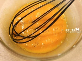 step2: 蜂蜜+蛋黃攪拌均勻。