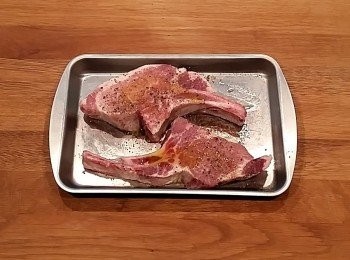 step1: 將少許的黑胡椒粉及橄欖油淋在帶骨法式里肌上,兩面都塗抹均勻。伊比利豬被稱為豬肉裡的勞斯萊斯，牠是珍貴且稀少的品種，吃的多是橡樹果實，獨特的飼養過程及生長環境，讓牠們的肉質有漂亮的油花及散發出淡淡的果香~~