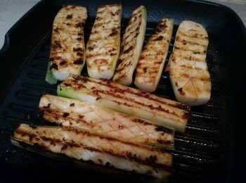 step7: 翻轉過來，就可以看到筊白筍有明顯的花紋