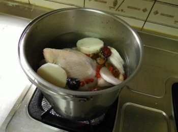 step7: 將雞放入悶煮鍋內鍋再加水與少許米酒至蓋過雞，蓋上鍋蓋煮滾後放入悶煮鍋內繼續悶至軟嫩止。 若沒軟請再滾過後再悶一次，用電鍋代替悶煮鍋也可以~悶至筷子輕輕撥就開為最佳口感。