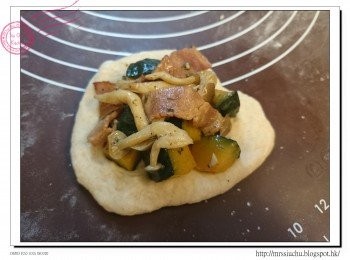 step4: 完成醒麵後, 拍打麵團排出空氣 將麵團按成薄圓形。包入約40g餡, 按實收口。