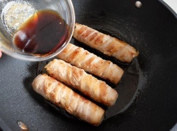 step5: 攪勻<span class="group_2">汁料</span>，倒入鍋中煮滾。