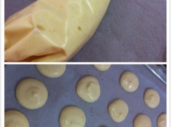 step5: 把混合好的麵糊裝進擠花袋。
烘培烤盤底部加張烘培紙，然後擠出如5角大般圓形。