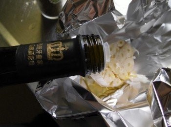 step3: 淋上橄欖油從上面灑下少許的鹽、迷迭香末、黑胡椒粒。