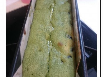 step9: 200度預熱焗爐, 以180度焗45分鐘。
焗了10分鐘後, 把蛋糕拿出, 在中間界一刀, 放回焗爐繼續焗。