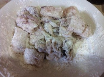 step2: 取出醃製好的小卷，沾上鬆脆炸粉，下鍋大火油炸至熟透約5分鐘。盛起瀝乾油分。