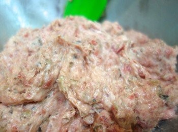 step1: 首先,將買回來的豬絞肉冷凍至半冰凍的狀態. 然後取一台食物攪拌機，將絞肉及所有調味料（除香菇丁和麻油）混合攪打約6分鐘,最後ㄧ分鐘加入麻油及香菇.