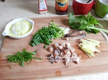 step1: 蔥切粒及切幼絲 , 一片鹹魚切粒 , 薑一半切幼絲 , 一半磨成薑汁