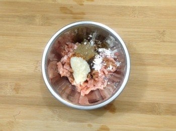 step1: 豬肉碎先跟醃料拌勻，醃15－20分鐘