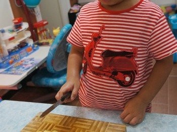 step2: 小小豬負責將啲金奇異果切粒粒~