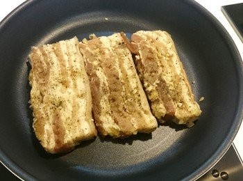 step3: 將五花肉條下鍋兩面煎烤至金黃。