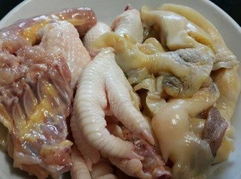 step2: 響螺清洗後切件 , 雞殼去除多餘油脂 , 將材料出水去除腥味