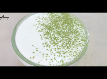 step6: 將芝士奶蓋倒入綠茶上至全滿，再撒上少量抹茶粉，完成！