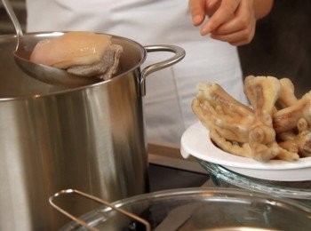 step2: 放入薑片於滾水中，五花豬肉，<a href="https://bit.ly/3kLFTWO" target="_blank" data-keyword="雞腳" class="guide-link"><strong>雞腳</strong></a> <span style="display:inline-block;vertical-align:middle;margin-top:-3px;color:initial;border-radius:3px;padding:2px 3px;font-size:12px;line-height:14px;background:#87d300;color:#fff;">即買</span> 以大火汆水備用