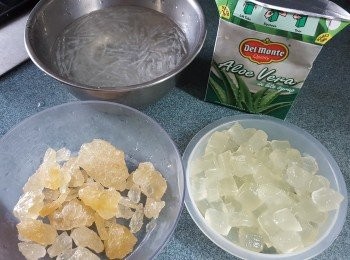 step1: 12g大菜絲洗淨後浸軟再剪碎備用,盒裝蘆薈肉隔去水份備用