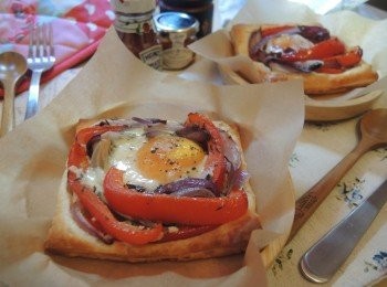 step4: 取出酥皮批，打一隻蛋在碗內，小心倒進中央的洞內，在上面撒少許鹽和黑胡椒碎調味，放回焗爐200度焗6-7分鐘至金黃色便成。