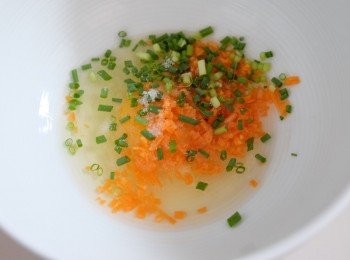 step1: 雞蛋加入青蔥粒、紅蘿蔔碎和細鹽打散。