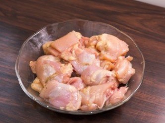 step1: 雞肉去皮洗淨印乾，切成一口大小，下醃料拌勻備用。