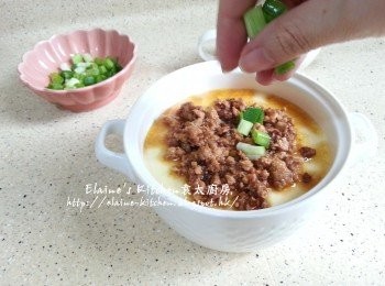 step6: 將肉燥淋在蒸蛋上 , 最後再灑上蔥粒即可