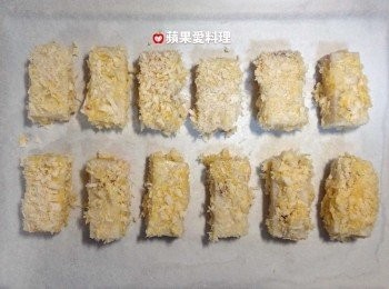 step3: 放在鋪好烘焙紙的烤盤上，烤箱220℃預熱後，烤15分鐘（上下火全開，若有旋風功能就加旋風）。