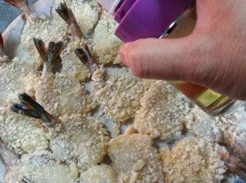 step6: 將蝦排上牛油紙上,於兩邊噴上油,(如沒有噴壺可印上油)