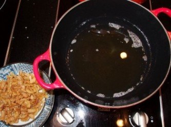 step4: 將豬油渣用漏勺撈出一旁(剩下的豬油渣可用一些味噌及蔥段炒出一盤好吃的小菜,這是我小時候的回憶之一)。