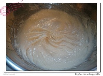 step3: 分3次逐少加入菜油, 拌勻成忌廉狀。