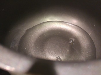 step4: 將熱水預熱較厚的器皿內胆,倒出水份抹乾。(選用電飯煲最方便,如沒有請使用有蓋的器皿。)