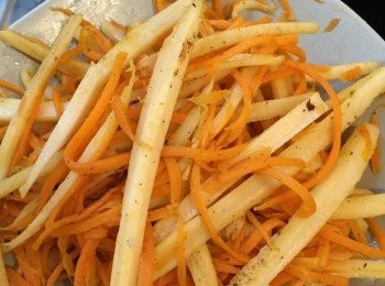 step3: 甘筍去皮刨絲，蓮藕切絲，下鍋加入糖、鹽、胡椒粉及麻油炒熟備用，芋頭也下鍋炒香，