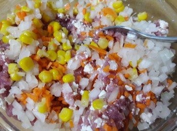 step5: 再加入洋蔥粒 , 紅蘿蔔粒 , 玉米粒充分拌勻