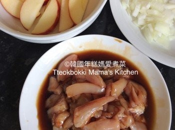 step1: 雞脾肉切粒後和2湯匙照燒汁拌勻醃15分鐘。
蘋果切片和檸檬汁1湯匙拌勻可防止生銹。
洋蔥25g切粒備用。