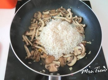 step2: 炒出蒜香味後加入鴻喜菇、蘑菇、南瓜、白米均勻拌炒