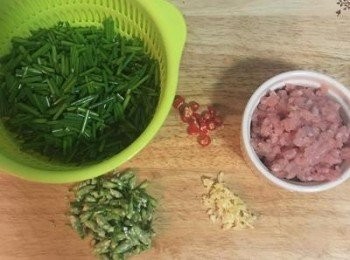 step1: 韭菜花洗淨後去掉後段較老的部份不要，剩下的切成1公分長度，把花的部份另外放；蒜切末，辣椒切成小片。