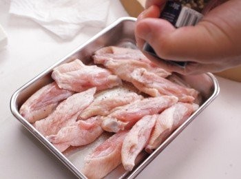 step3: 雞翅撒上少許鹽與胡椒