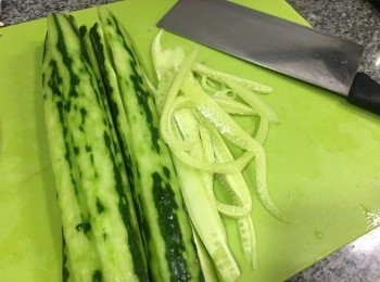 step2: 青瓜切走籽再切件