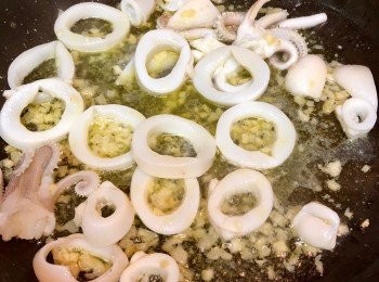step3: 燒熱鑊，落橄欖油。放入蒜蓉、墨魚炒匀。倒入白酒、鹽和黑椒調味，炒匀同時讓白酒煮沸令酒精揮發。