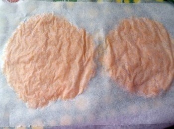 step3: 取適當的米飯放置烘培紙上 用桿麵棍來回壓至成圓形 (米飯壓的越細 也烤的越酥脆)